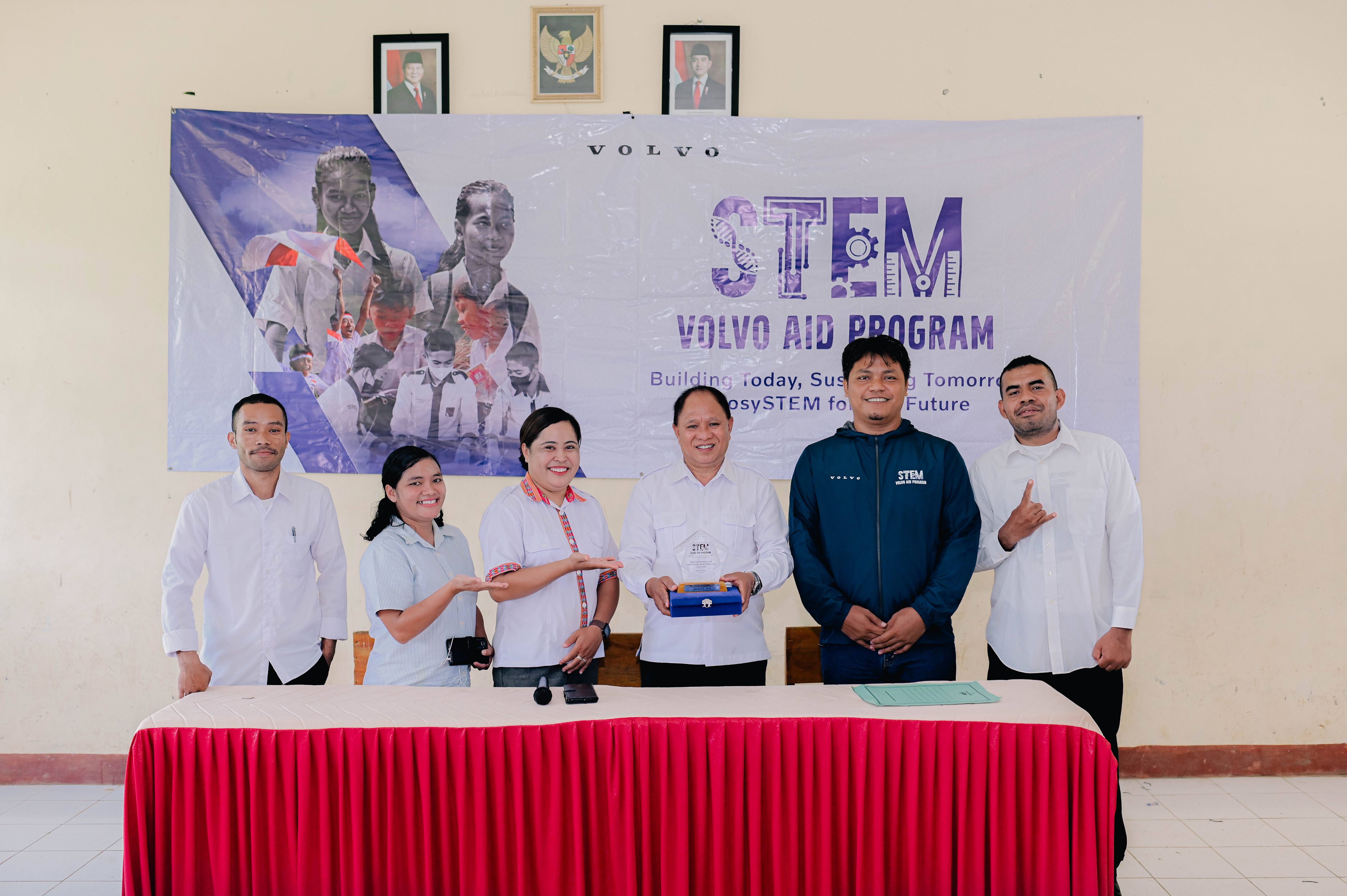 Dokumentasi Penyerahan Bantuan dari Perusahan Volvo